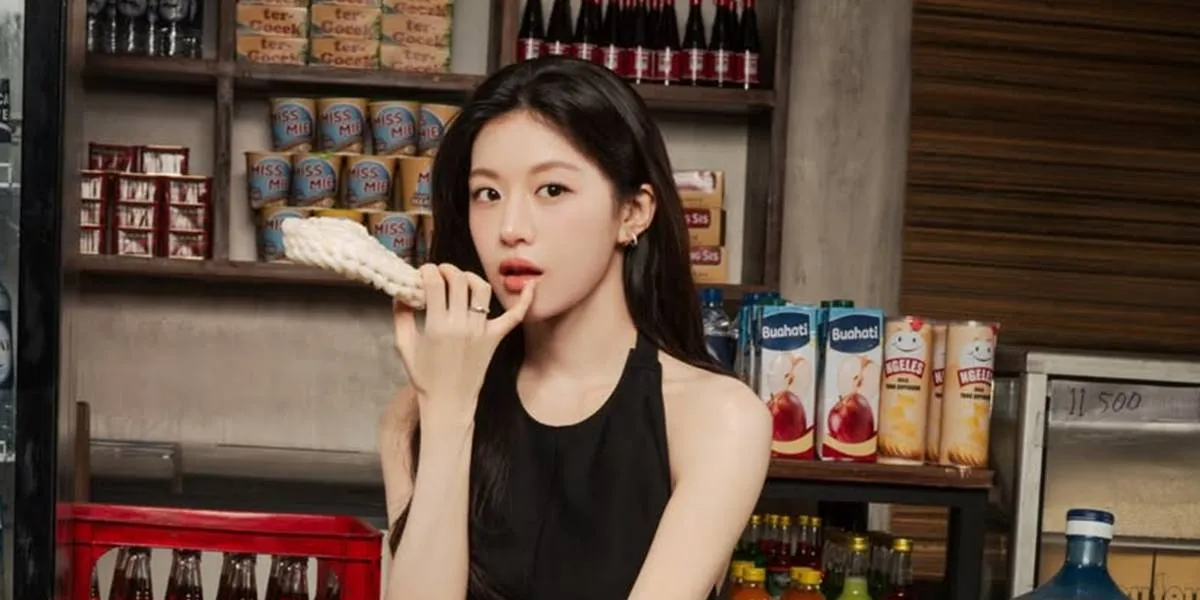 Go Youn Jung Eats Cilok and Poses at the Grocery Store, Beautiful Like AI