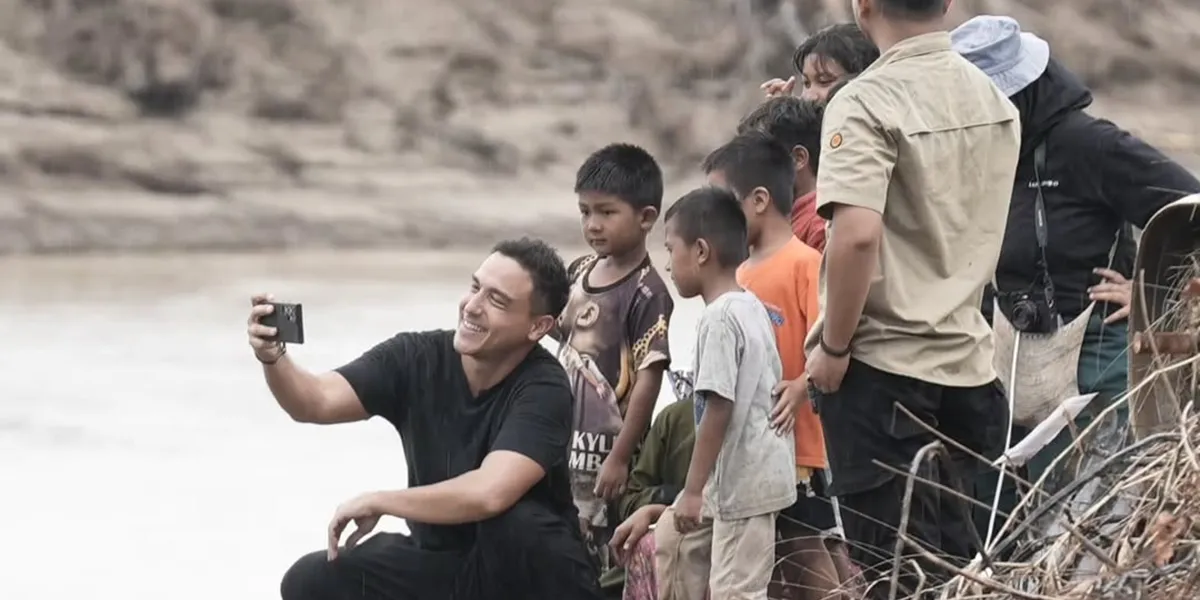 Hamish Daud Visits Flood Victims in Aceh Amid Divorce Process with Raisa