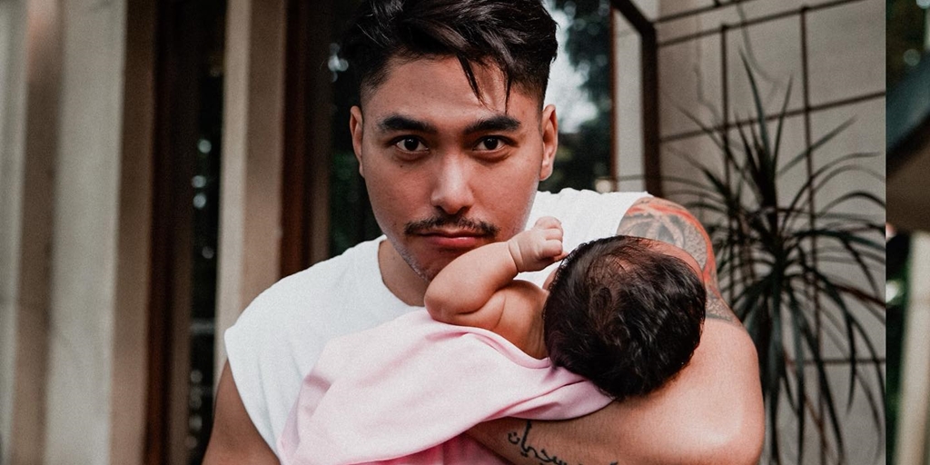 Hot Handsome Daddy, Series of Pictures of Krisjiana, Siti Badriah's Husband, Carrying Baby Xarena - The Ideal Father!