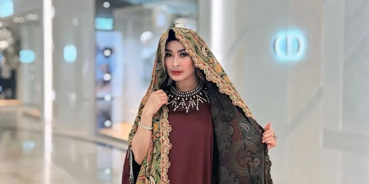 Iis Dahlia Almost Only Wore a Ciput at Ivan Gunawan's Fashion Show, Her Hijab Was Left Behind