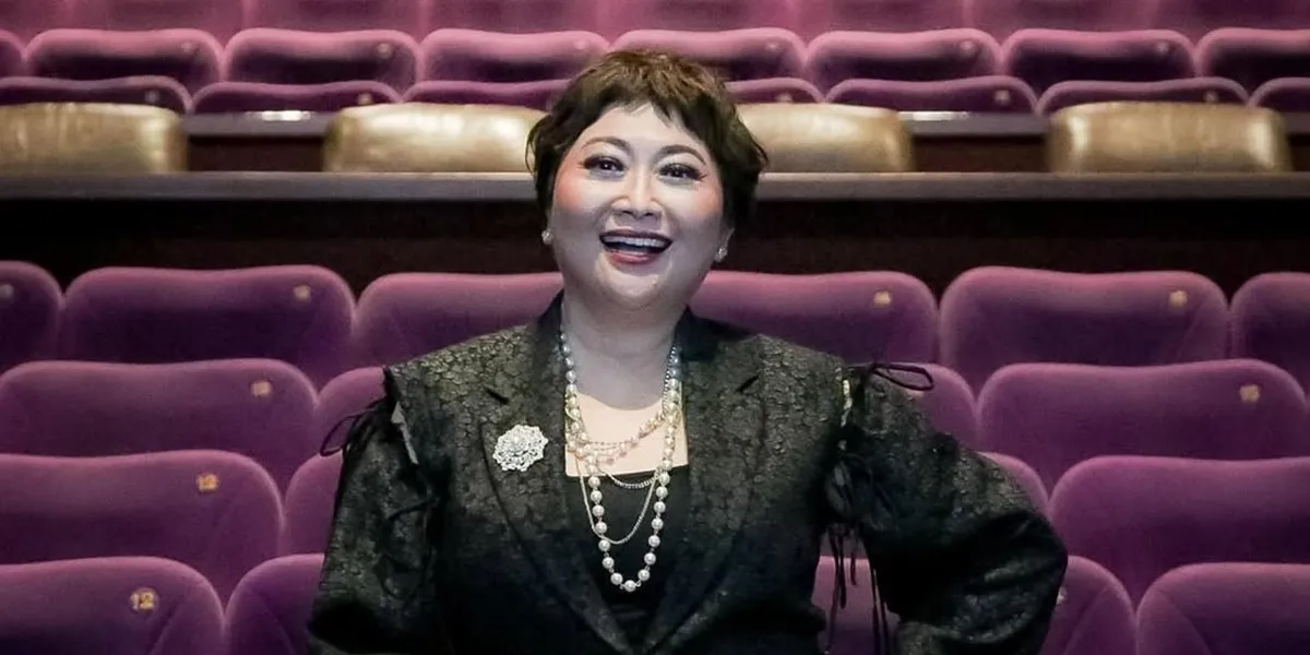 Indy Barends, Popular at 50, from MC to Acting