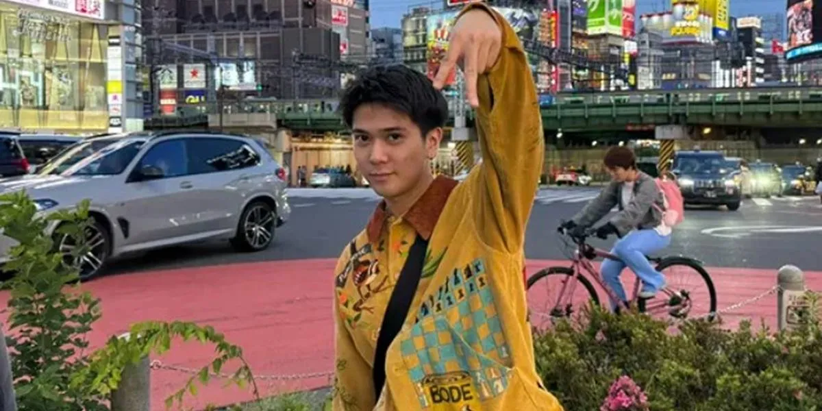 Iqbaal Ramadhan Visits 'Grandfather' in Japan, Striking with Oji-chan Style