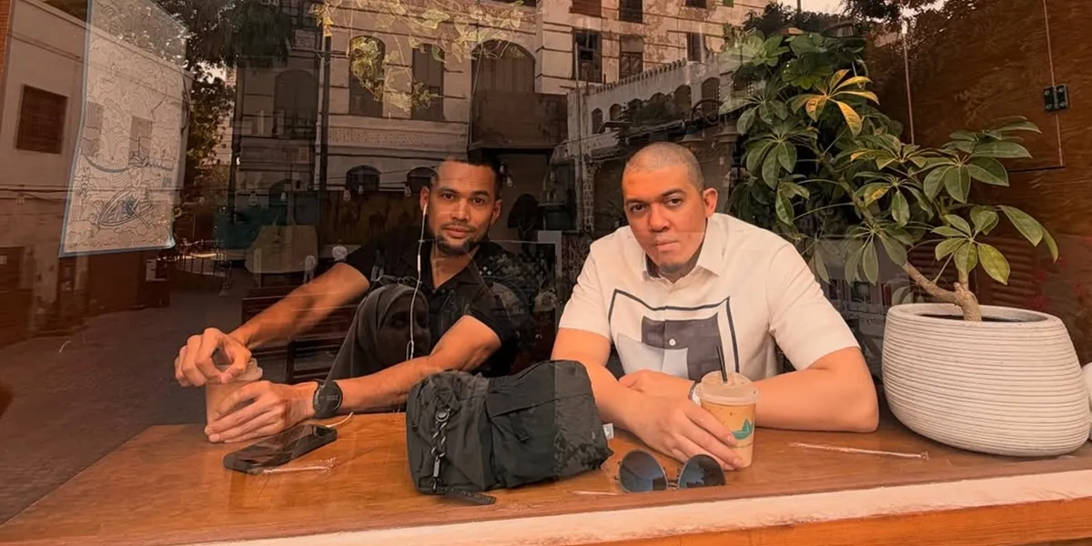 Irwansyah Appears Bald During Umrah, His Photos Are More Serene and Touching