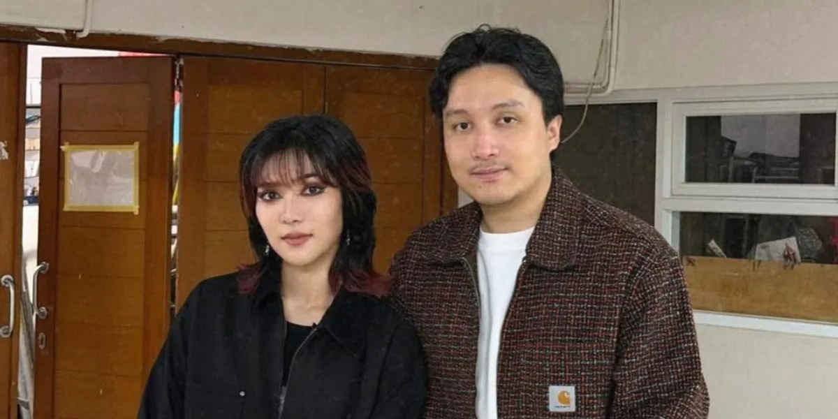 Isyana Sarasvati Celebrates 6th Anniversary at the Junior High School Where She First Met Her Husband