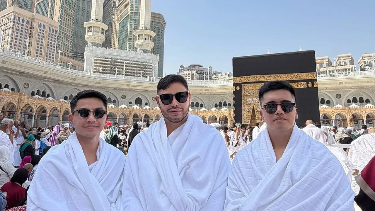 Ivan Gunawan Shares Reflections During Umrah, Photo in Front of the Kaaba