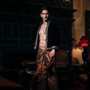 Undergo a Photoshoot Wearing Javanese Traditional Clothing, 7 Photos of Dimas Beck Showing off his Chocolate Abs that Distract Netizens