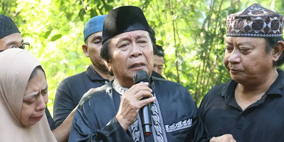 The Body of Mansyur S's Wife is Buried Accompanied by the Crying of Family Members