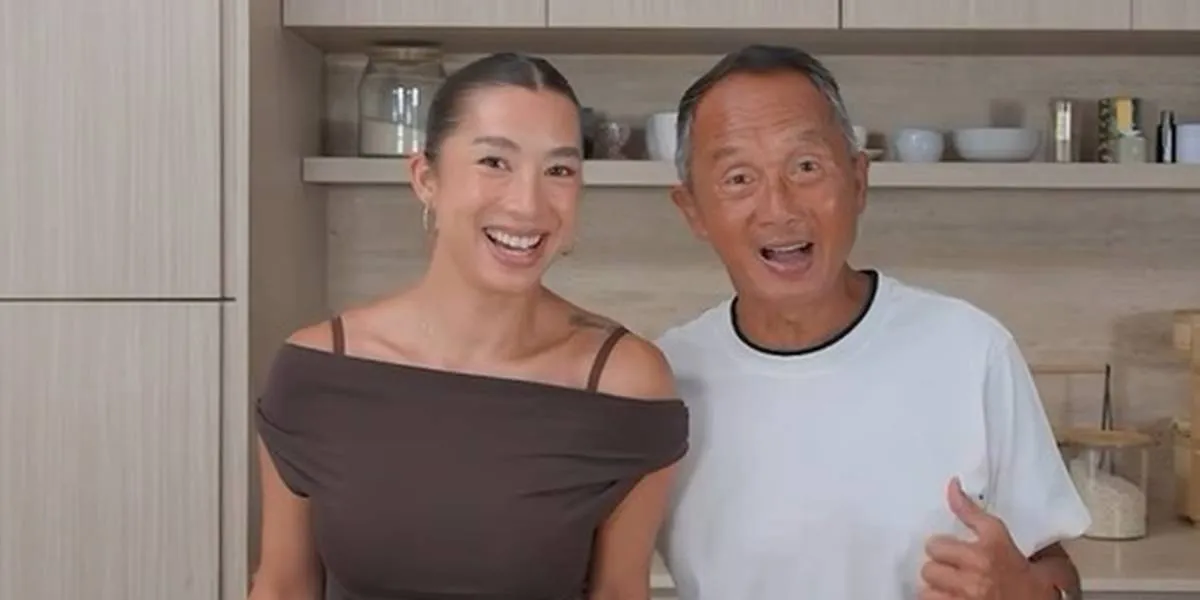 Jennifer Bachdim Makes Healthy Fried Bananas with Dad, The Result is Unexpected
