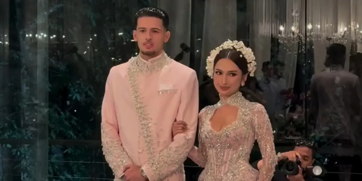Jennifer Coppen and Justin Hubner Match in Pink at Their Wedding Reception