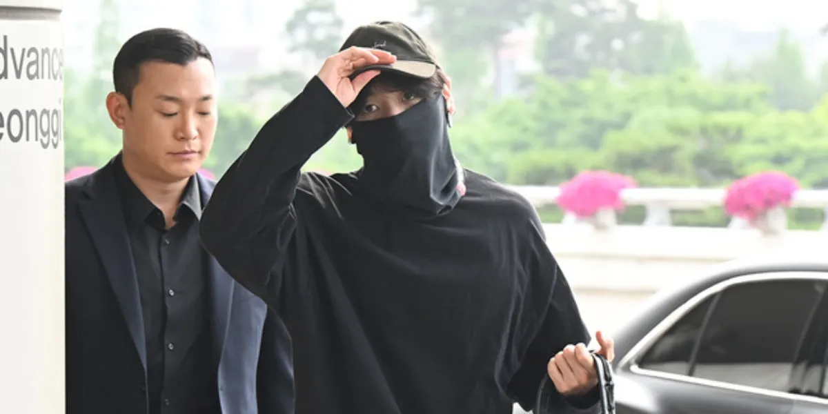 BTS's Jungkook Departed for Japan, Handsome Despite His Face Covered by a Mask