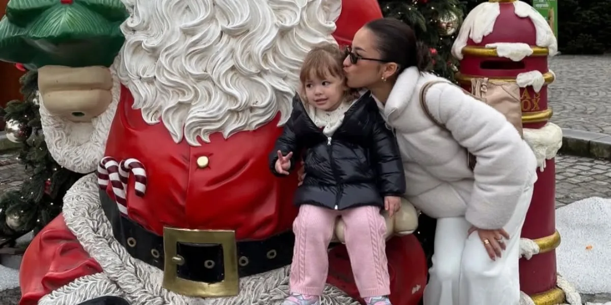 Kamari, Jennifer Coppen's Daughter, Cutely Feeds Birds in Amsterdam