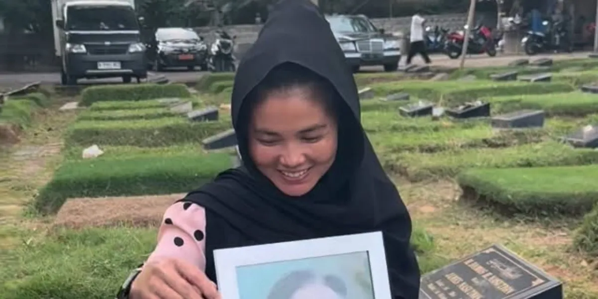 Karina Ranau Accompanied by Stray Cats During the Pilgrimage to Epy Kusnandar's Grave