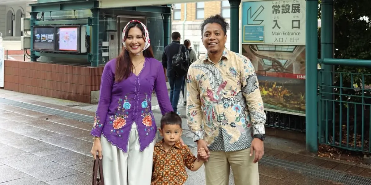 Touring Japan, Arie Kriting Wearing Batik & Indah Permatasari in Kebaya