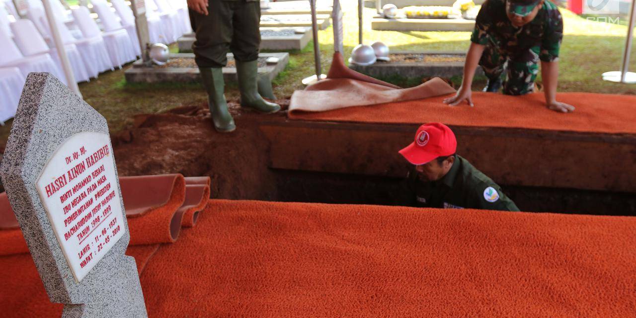 Testimony of B.J. Habibie's Grave Digger, His Grave Soil is Soft & Easy to Dig