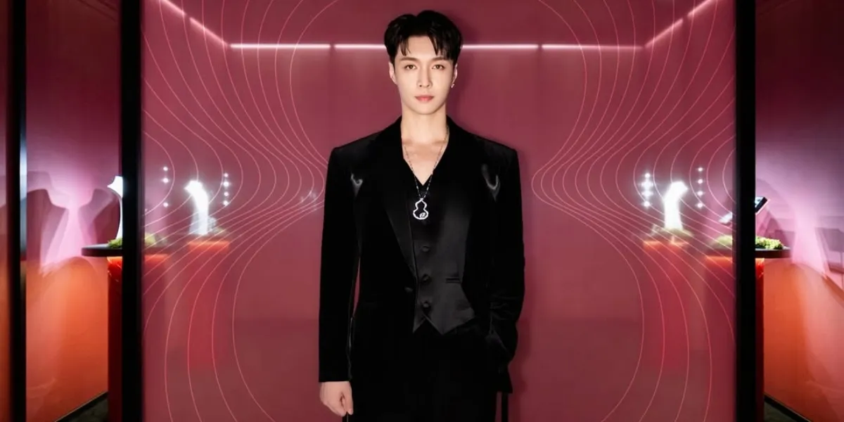 Lay Zhang EXO Enters Guinness World Records, Breaks 110 Meter LED Scroll Record at Concert