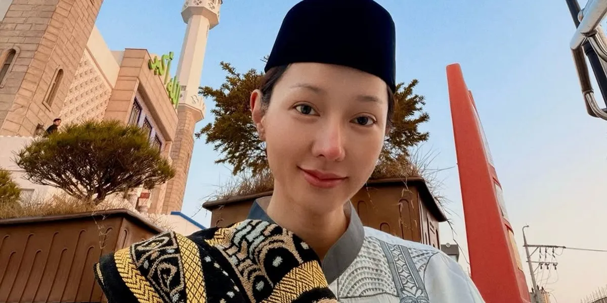 Eid Flooded with Praise, Portrait of Lucinta Luna Praying Eid at Seoul Central Mosque