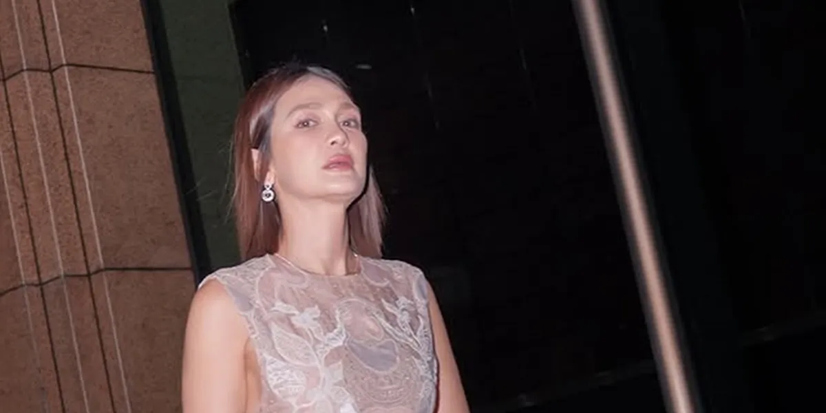 Luna Maya Unpacks the Contents of Her Mini Bag for an Event, Small but Full of Surprises