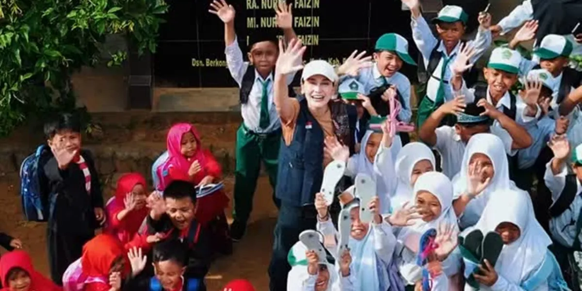 Luna Maya Flies to Madura, Helps Renovate School in Pamekasan