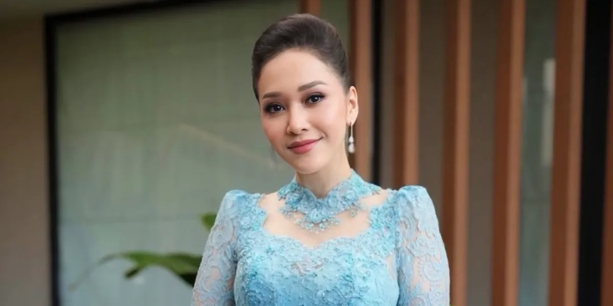 Maia Estianty Appears Graceful in a Blue Kebaya, Elegant Aura Radiates