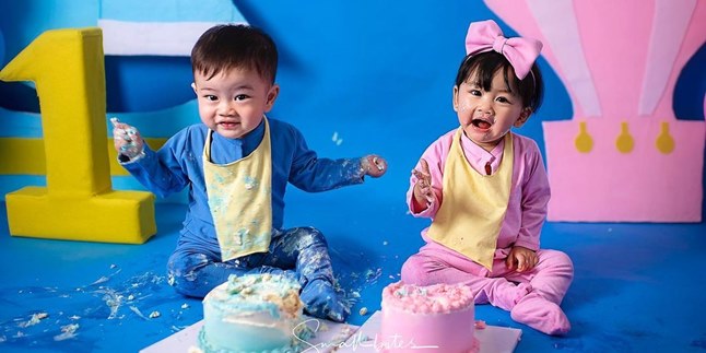 Still a Baby, Syahnaz Sadiqah's Twin Children Receive a Car as Their First Birthday Gift