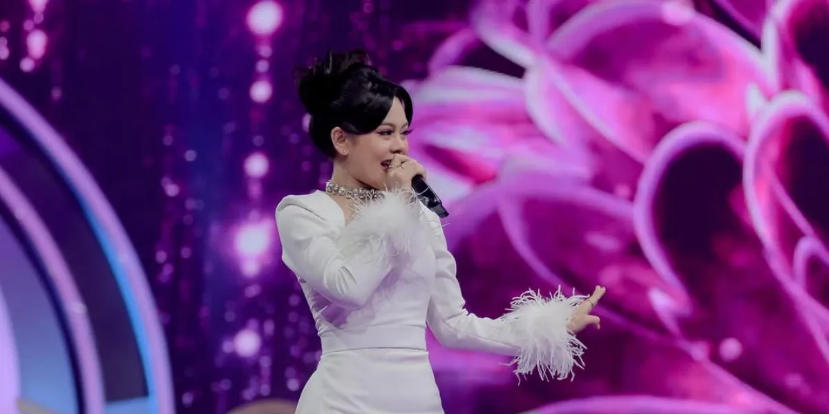 Melly Lee Gives an Example to Zahra on the D'Academy 7 Stage