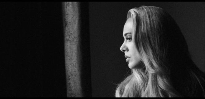 Hadirkan Konsep Sinematik Hitam Putih, MV 'EASY ON ME' Milik Adele Sangat Emosional!