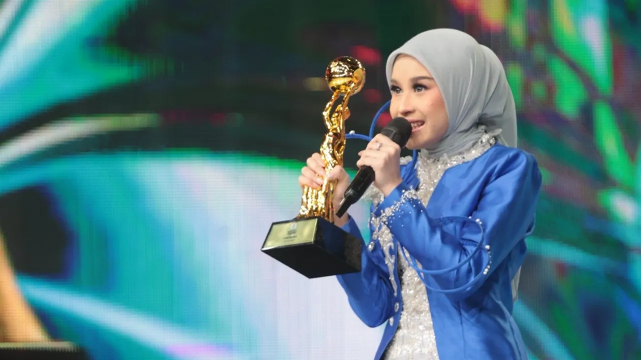 Valen dan Mila menang kategori Duo/Duet/Grup/Kolaborasi Dangdut Terpopuler. (Kapanlagi.com)