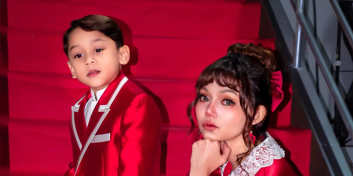 Momen Abang L Ajak Rina Nose Foto Bareng di Panggung D'Academy, Gemas
