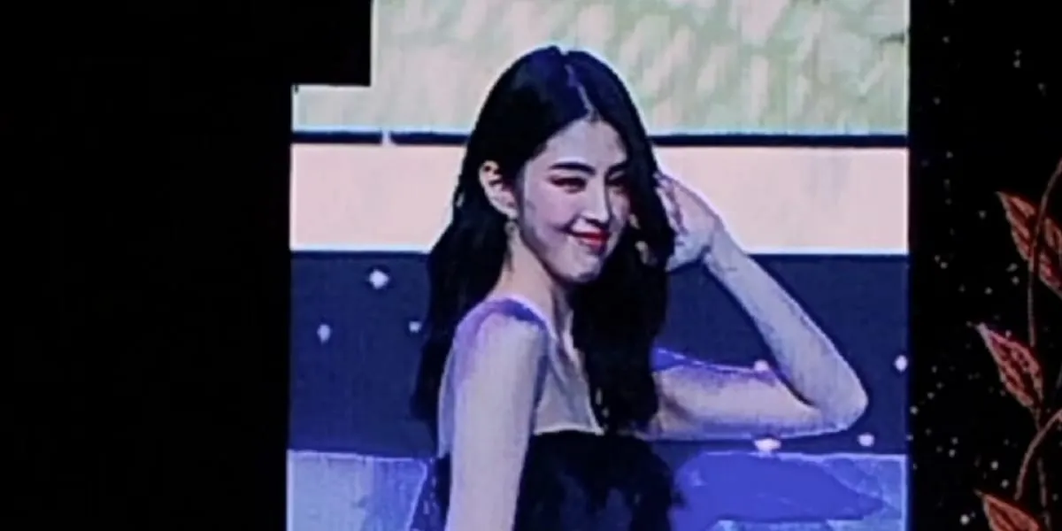 Moments When Han So Hee Teaches Fans to Pose Like Models, Until They Burst Out Laughing at Fans' Behavior