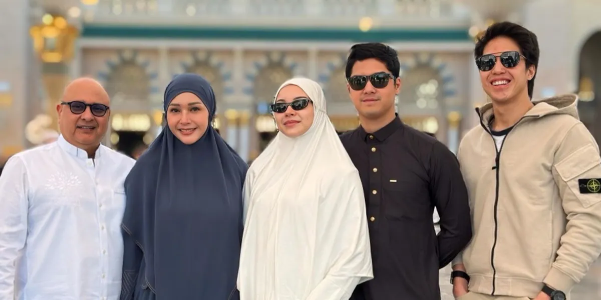 Moment of Mothers Asking for Photos with Al Ghazali During Umrah, El Rumi Chooses to Stay Quiet