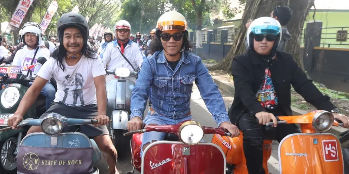  Momen Kaka Slank Riding Keliling Kota Malang Naik Vespa  