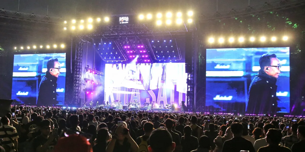 Ari Lasso Creates a Magical Moment Leading a Sea of Flashlights at Dewa 19 Concert