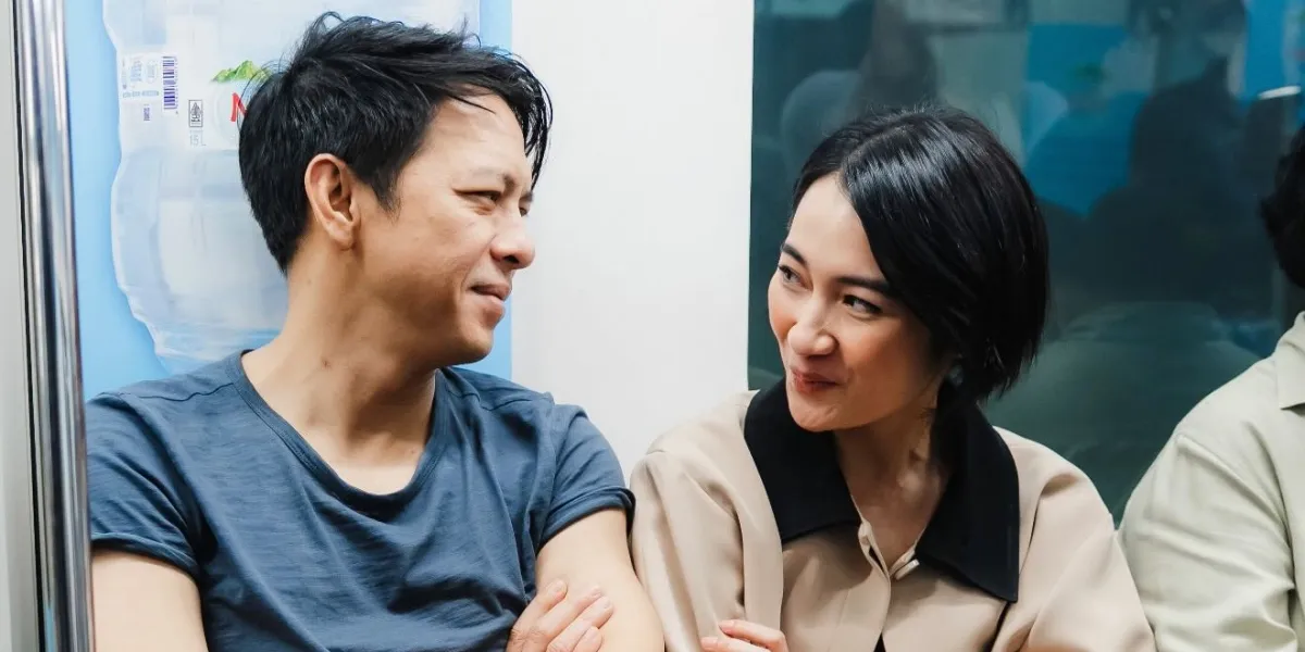 Sweet Moment of Ariel NOAH Taking Off His Jacket & Covering Niken Anjani's Legs on the MRT
