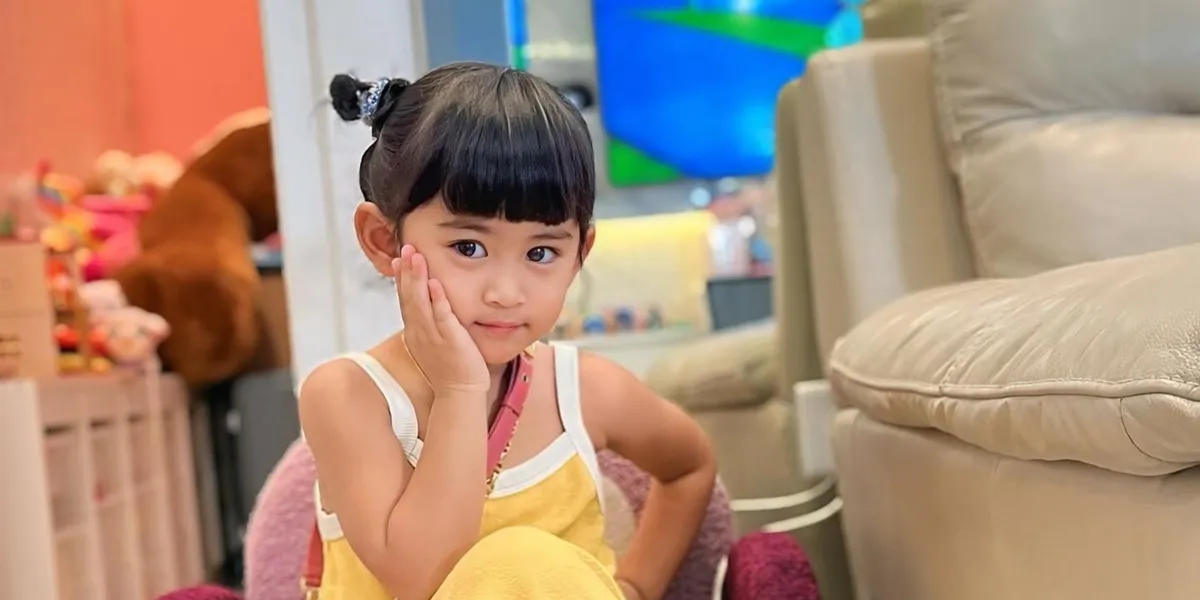 Moana's Moment Buying Toys with the Street Vendors, Accompanied by Ria Ricis