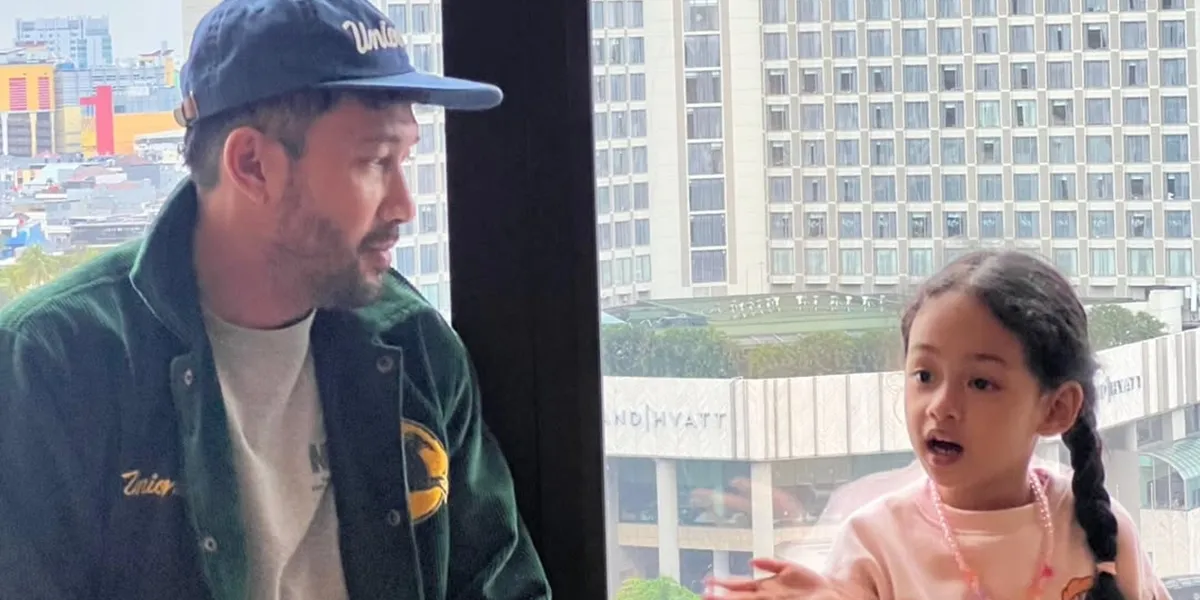 Exciting Moment of Chef Norman Discussing Lion Dance with His Beloved Daughter