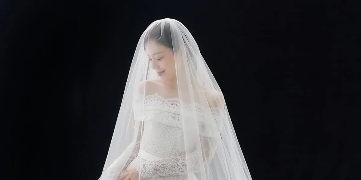  Moon Chae Won Tampil Cantik dengan Gaun Pengantin Langsung Jadi Sorotan 