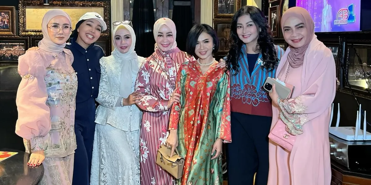 Mulan Jameela Breaks Fast Together with a Lineup of Senior Artists at Ahmad Dhani's Restaurant