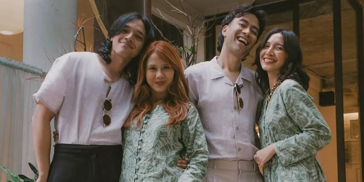 Nadin Amizah Performs After Vidi Aldiano's Passing, Dedicates Song to Her Brother-in-Law