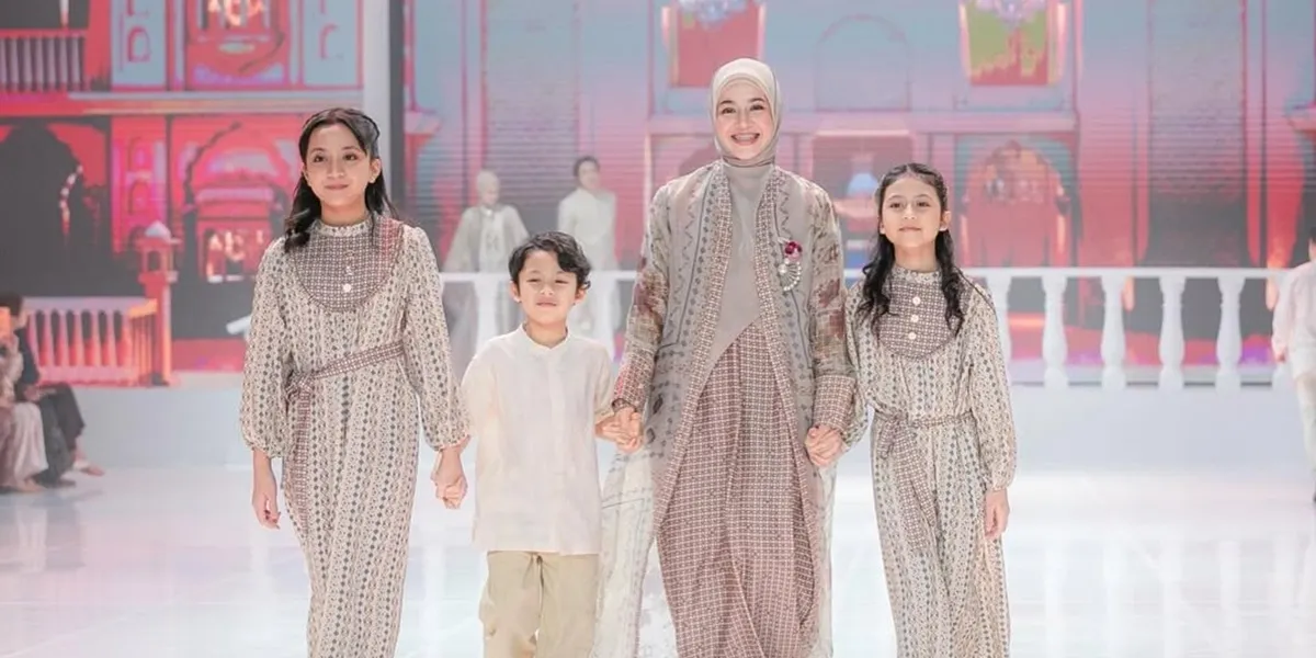 Natasha Rizky Catwalk with 3 Children at Zaskia Sungkar's Fashion Show