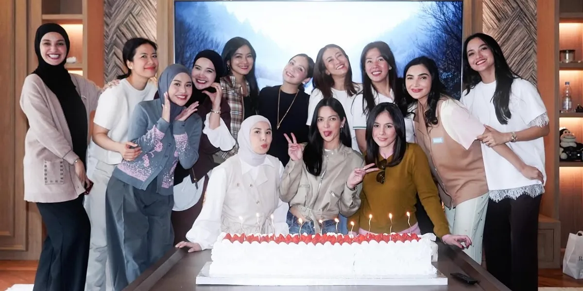 Nia Ramadhani Celebrates Birthday with the Cendol Gang, Blows Out Candles Together