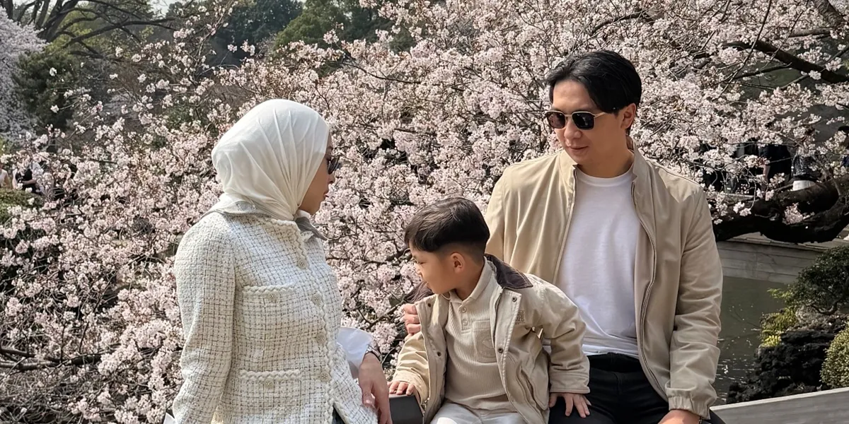 Nikita Willy Sees Sakura in Japan, Consistently Wears Hijab