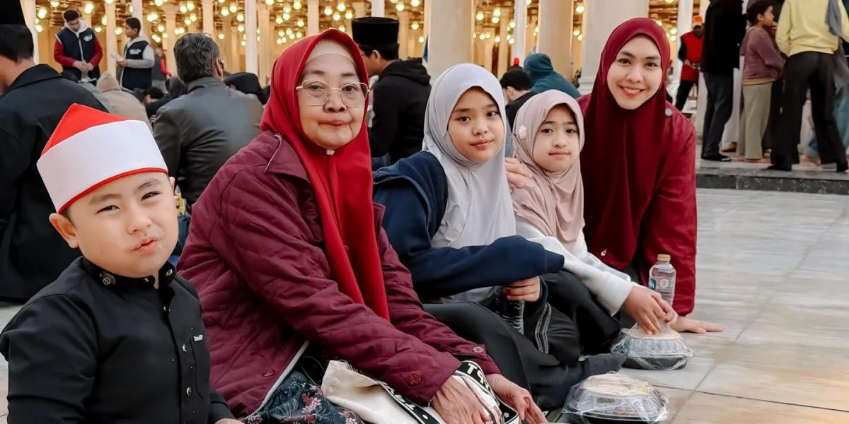 Oki Setiana Dewi Breaks Fast & Tarawih at the Oldest Mosque in Africa