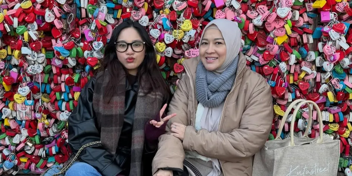 Okie Agustina Outing Together with Her Daughter, Having Fun in South Korea