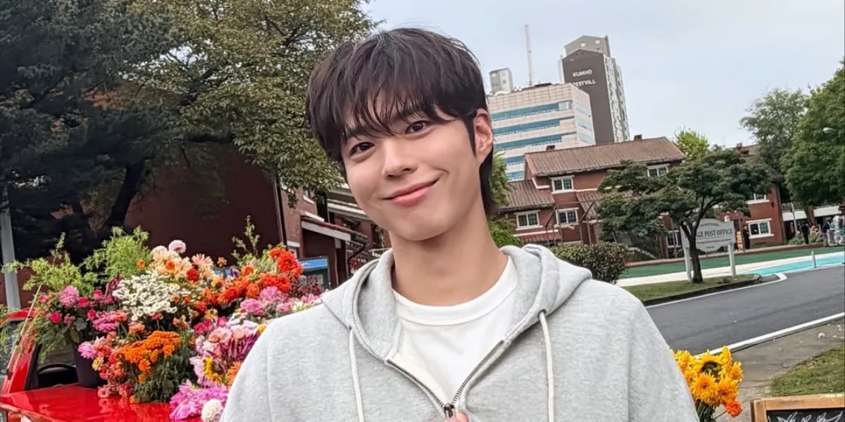 Park Bo Gum Accused of Being Gay, Pre-Debut Photo with Ex-Girlfriend Goes Viral