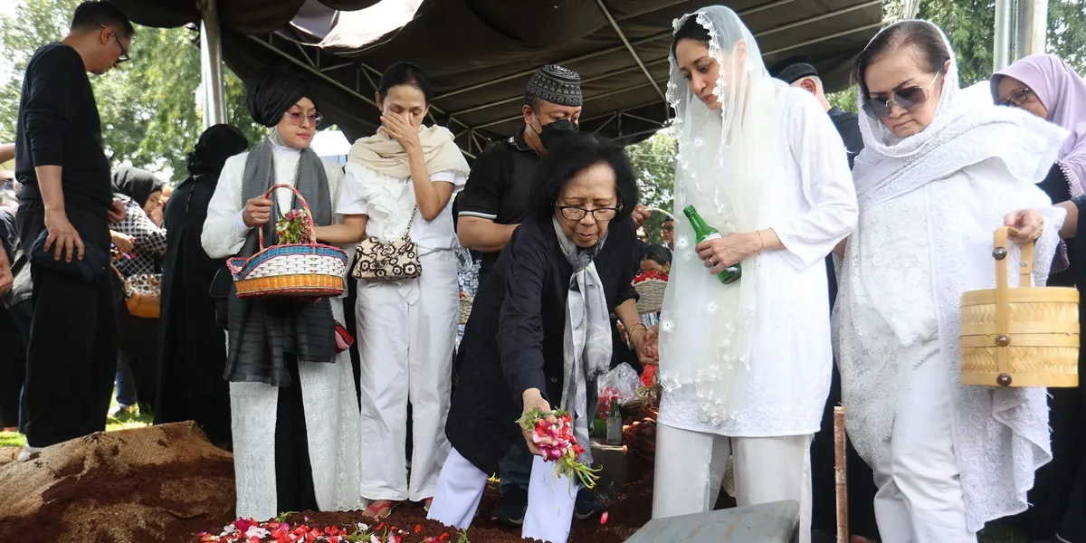 Funeral of Lucky Widja, Vocalist of Element, Accompanied by Family's Tears