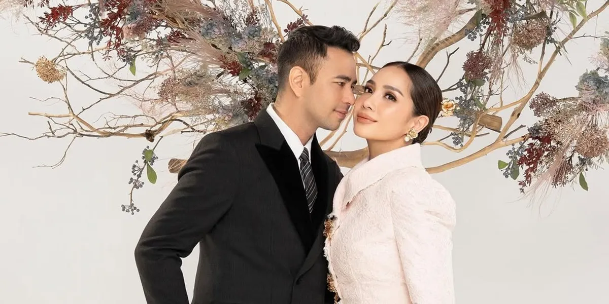 Latest Photoshoot of Raffi Ahmad and Nagita Slavina, Staying Affectionate Despite Formal Appearance