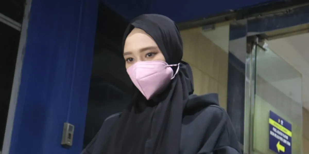Inara Rusli's Lawyer Denies Adultery Allegations Despite Acknowledging a Marriage Ceremony