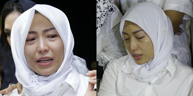 Full of Grief, Ayu Dewi Sheds Tears at her Mother's Funeral