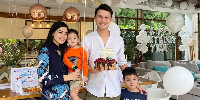 Christian Sugiono's 39th Birthday Celebration, Kissed by Titi Kamal - In-Laws Join in the Happiness
