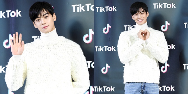 Charming Cha Eun Woo Wearing Simple Outfit at Tik Tok Event